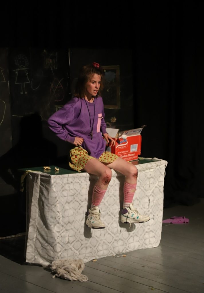 devojka sedi scena iz predstave lilika