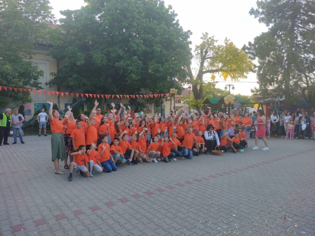 Učenici četvrtog razreda osnovne škole u Dolovu na zajedničkoj fotografiji