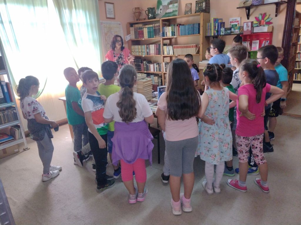 Učenici drugog razreda u biblioteci Doma kulture u Dolovu