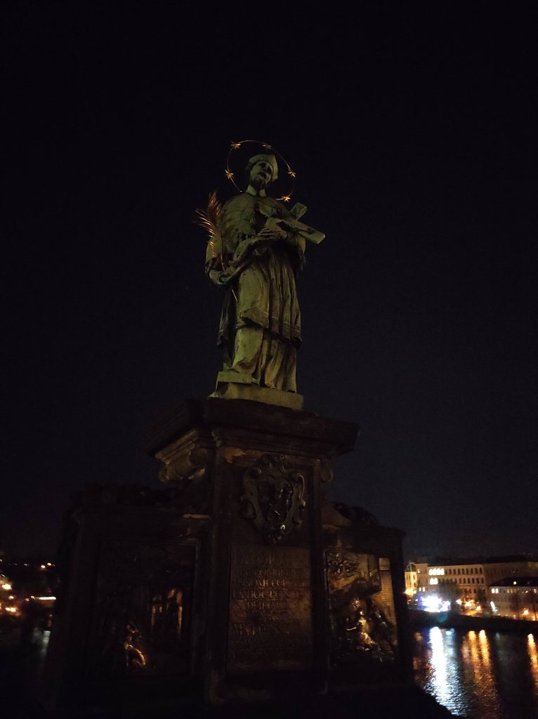 Spomenik na Karlovom mostu u Pragu