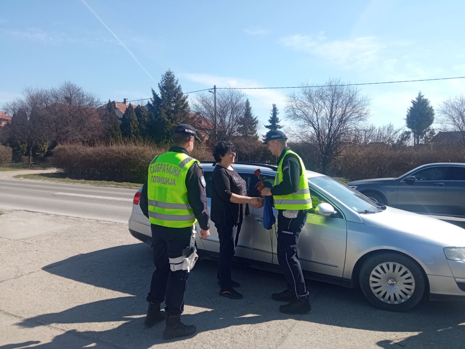 Pripadnici saobraćajne policije u Pančevu uručuju ženama cveće za Dan žena